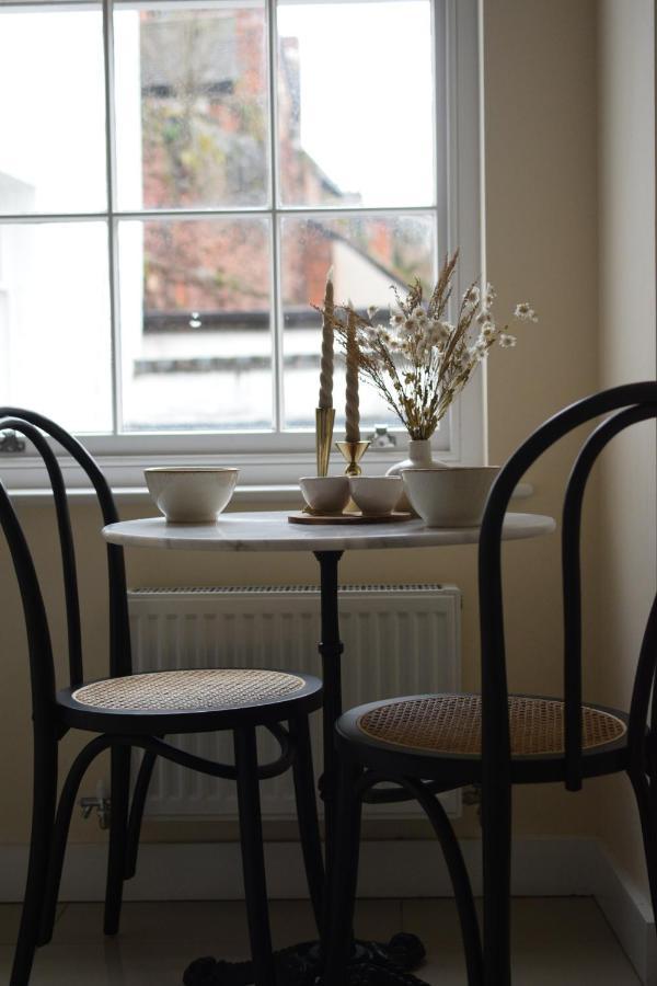 Elegant Apartment On Historic Cobbled High St Shrewsbury Town Centre Exterior foto